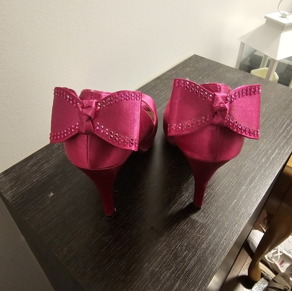 Fuschia size 9 high heels - Picture 2 of 2